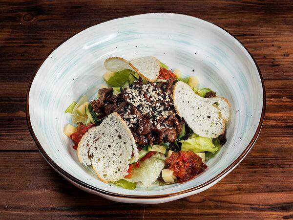 Трактир Колесо - Теплый салат с говядиной и заправкой из соуса Сальса