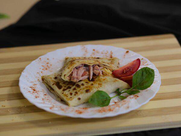 Vintage smile - Блин с ветчиной, сыром и помидорами