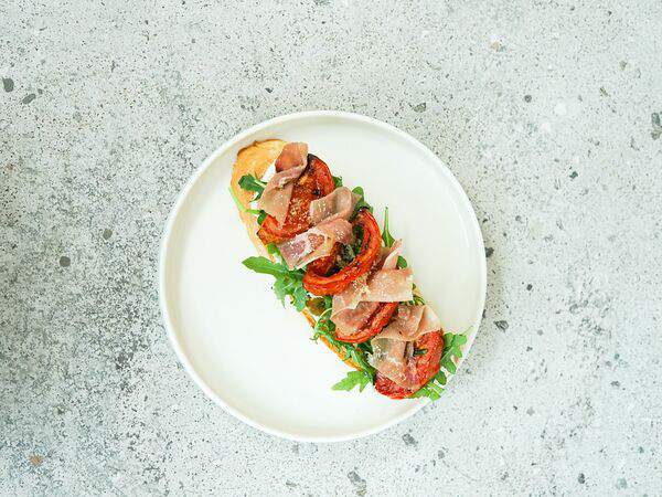 Plum - Брускетта с пармской ветчиной и вялеными томатами