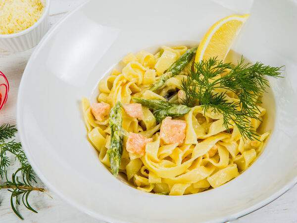 Кафе-brasserie Бригантина - Феттуччине с лососем и спаржей в сливочном соусе