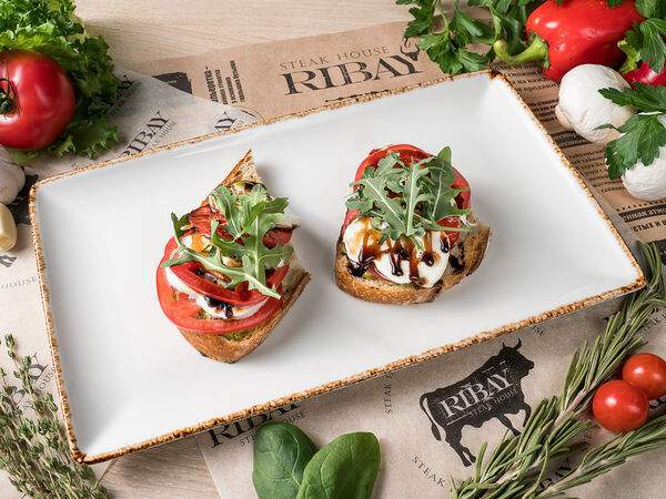 Рибай - Брускетта с томатами и моцареллой
