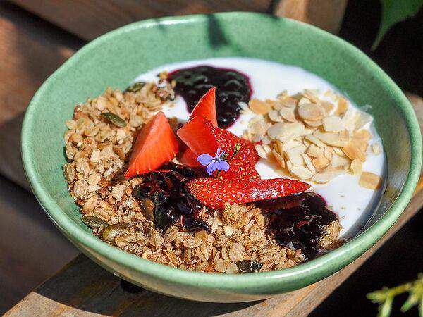 Zoom cafe - Гранола с йогуртом, сезонными ягодами и орехами