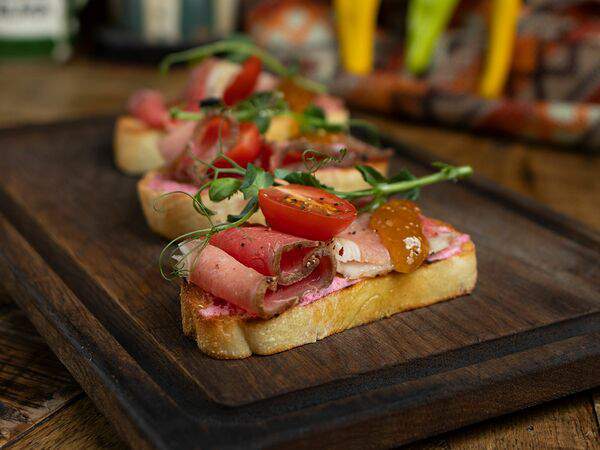 La Vaca - Пинчос с ростибофом, копчёным хреном и инжиром