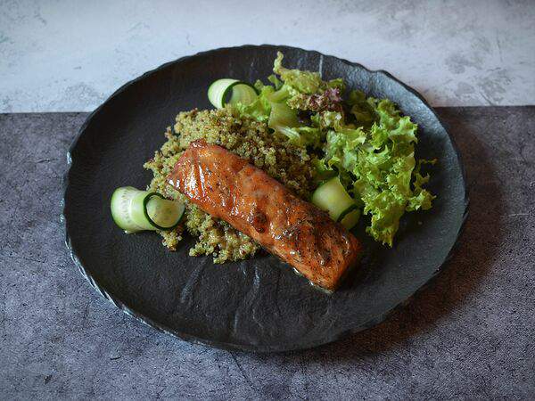 Сад On line - Лосось на гриле с киноа и соусом песто