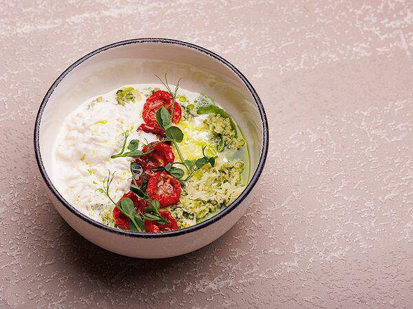 Завтрак - Пшенная каша с вялеными томатами, шпинатом, пармезаном и страчателлой