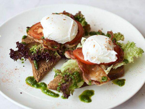 Фитнес-кафе от X-Fit - Яйцо пашот с беконом и соусом песто