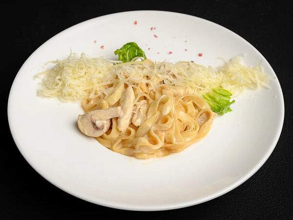 Урал Тау на Гоголя - Паста Феттучине с курицей и грибами