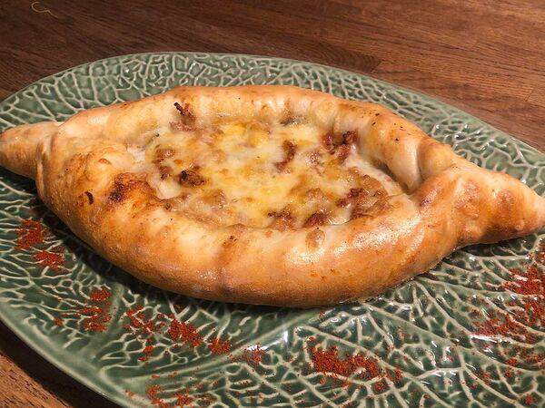 Amelie - Хачапури по-Аджарски из говядины с соленым огурчиком