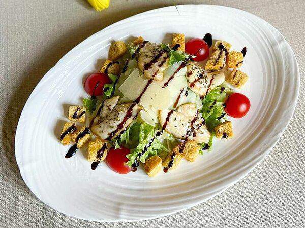 Basilico - Салат Цезарь с курицей