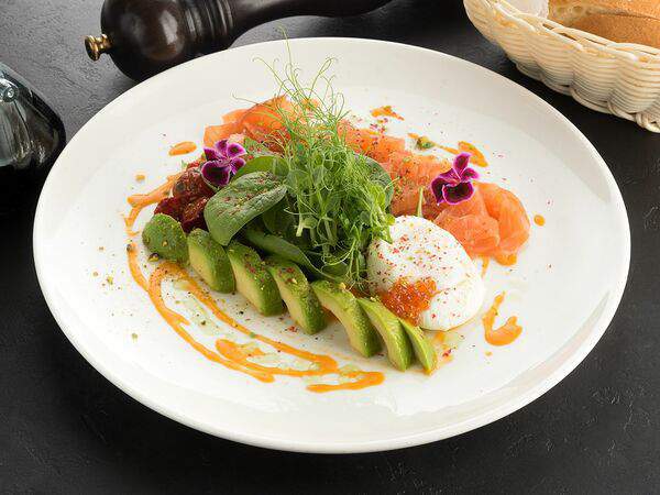 La Scala Trattoria Ignazio - Салат с маринованным лососем, шпинатом и яйцом пашот