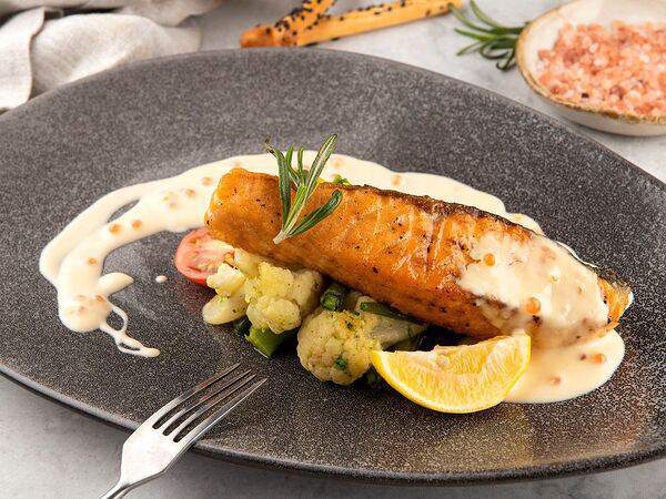 Платан Южный - Сёмга с икорным соусом и овощами