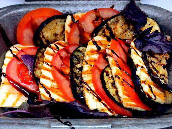 Батя жарит - Салат с баклажаном и жареным сыром