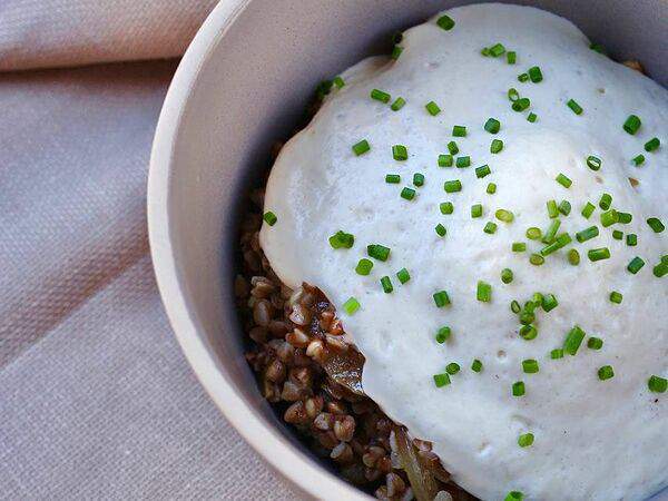 The Odi - Зеленая гречка с яйцом пашот и луковым муссом