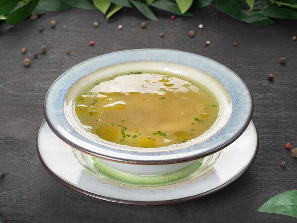 Мята Platinum - Куриный бульон с лапшой и перепелиным яйцом