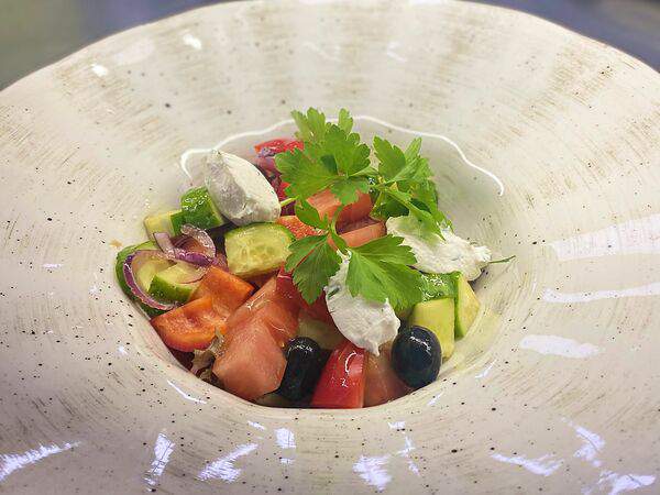 Чемодан - Греческий салат с сырным кремом