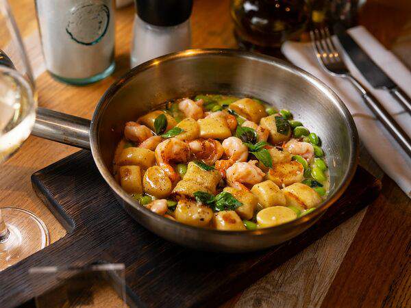 Сыроварня - Жареные ньокки с креветками и бобами эдамаме