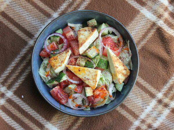 Lounge 1925 - Салат с жареным адыгейским сыром и свежими овощами