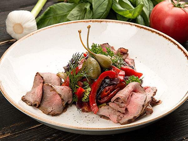 McKey Pub & Restauraunt - Салат с копченым ростбифом