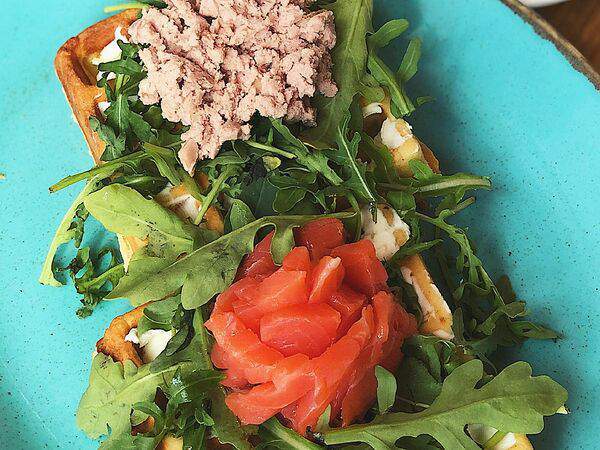 Dali - Вафли с лососем и паштетом