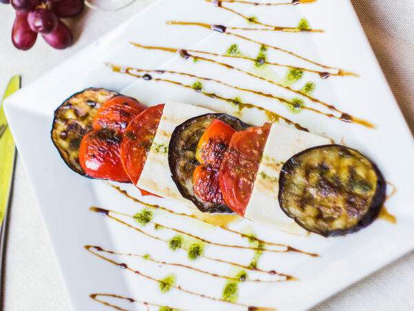 Хачапурная №1 - Теплый салат с брынзой и баклажанами