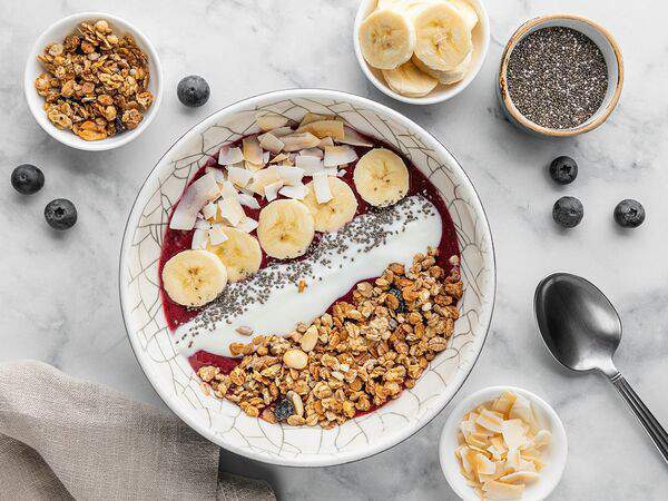 Eat fresh - Смузи-боул ягодный с кокосовыми чипсами