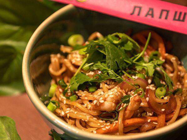 Wo - Лапша с курицей и овощным соусом Тонкацу