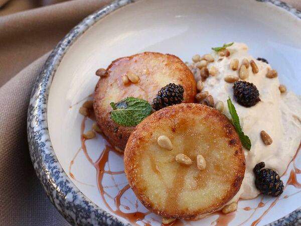 The Odi - Сырники с джемом из сосновых шишек и сливочным муссом