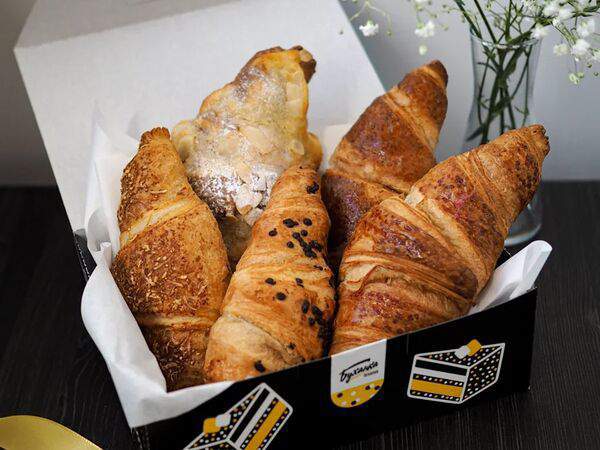 Пекарня Буханка - Набор к завтраку из круассанов с малиной, абрикосом, шоколадом и карамелью