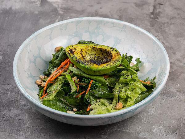 Коптильня - Большой зеленый салат с авокадо гриль