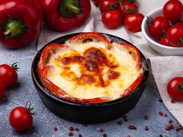 Хинкальная Лазика - Сулугуни, запеченный с помидорами на кеци