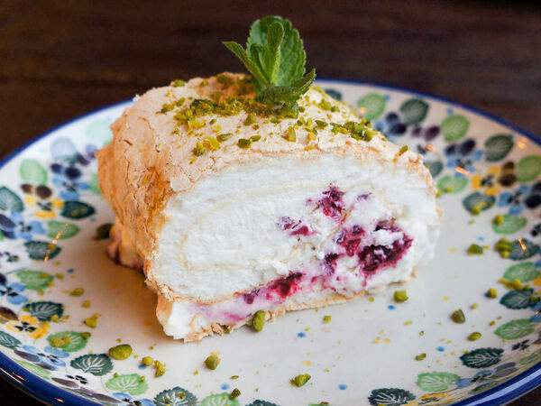 Сыроварня Чизерия - Меренговый рулет с малиной