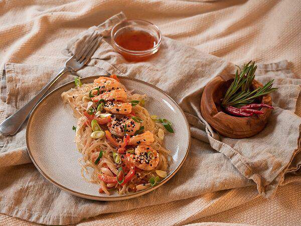 Debaton - Тигровые креветки с салатом из фунчозы в азиатском стиле