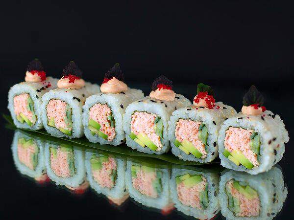 Pelican - Ролл калифорния в кунжуте