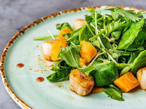 Фиши - Теплый салат с манго и гребешком