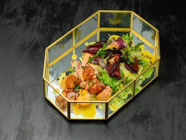 By mama - Салат с кубиками семги и пюре манго