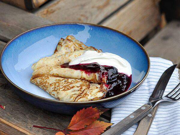 Zoom cafe - Блины с черничным вареньем и сметаной