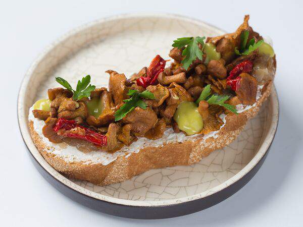 Трактир белый - Ломоть хлеба с лисичками и творожным сыром