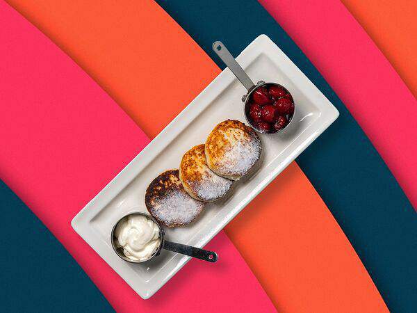 До двери - Сырники со сметаной и вишневым конфитюром