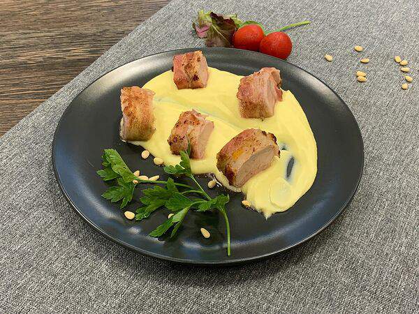 ВкусняША - Свиные медальоны в беконе