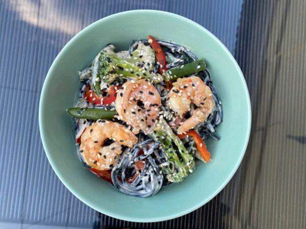 Fish.Box - Лапша с тигровыми креветками с соусом дорблю