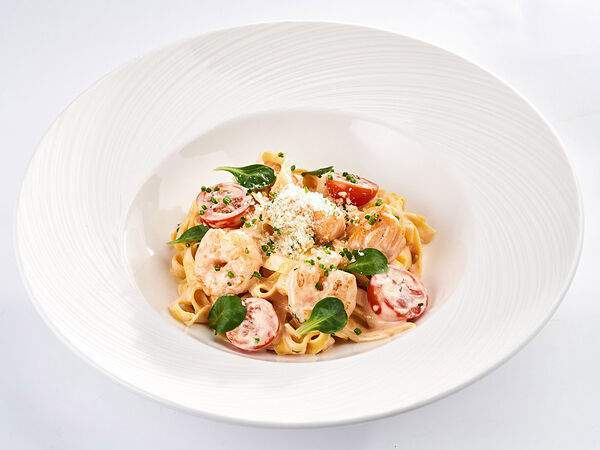 Udcкафе Upside Down Cake - Тальятелле в сливочном соусе кимчи с лососем и креветками