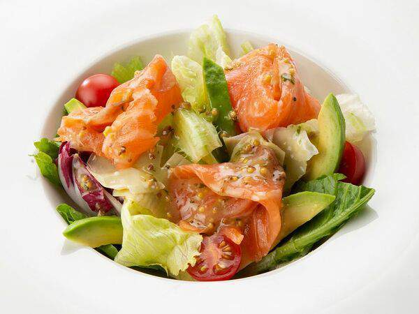 Centrale - Салат с авокадо и лососем