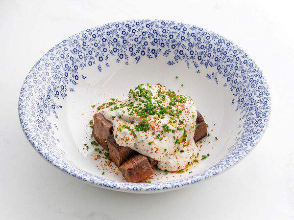 Oggi Bistro - Тёплый язык с соусом из анчоусов и каперсов