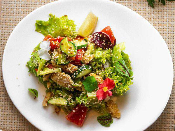 Scoozi - Салат с куриным филе и манговой заправкой