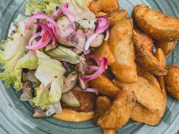 Джон Сильвер - Куриный шницель с огуречным салатом