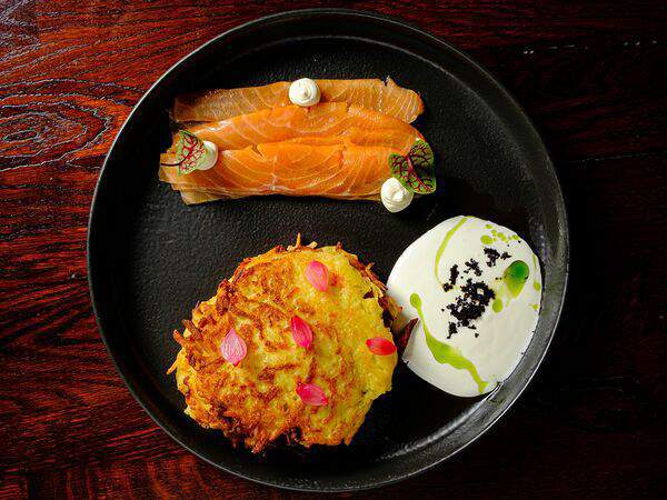 Гости рестопаб - Картофельные деруны с форелью и копченой сметаной