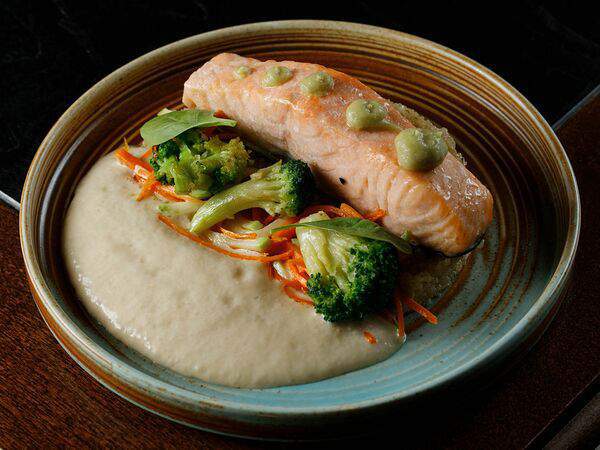 Мускат - Стейк из семги со шпинатом