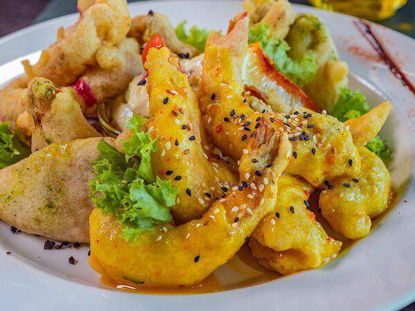 Hosper Hops Pub - Тарелка с морепродуктами в темпуре с соусом тартар