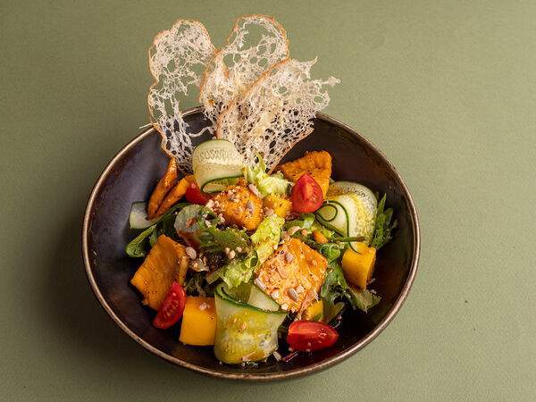 I'm Thankful for Today - Салат с карамелизированным лососем, манго и чипсами из чиабатты