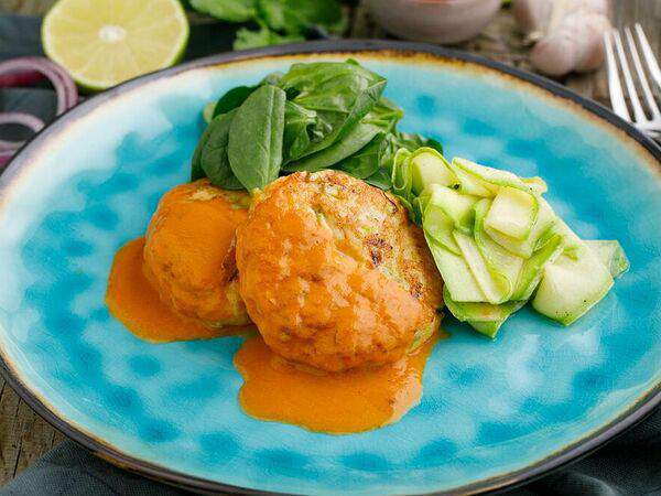 Мамалыга Бар - Котлеты из щуки и креветок со свежим шпинатом и соусом биск